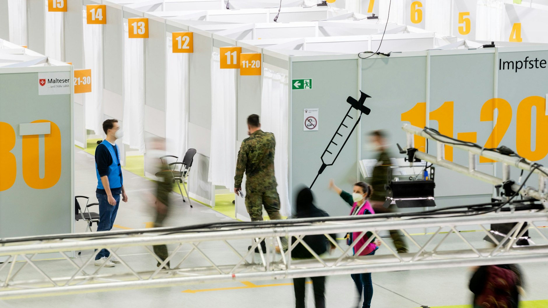 Das Corona-Impfzentrum Messe Berlin: Ab Montag kann sich auch hier jeder Impfwillige um einen Impftermin bemühen.