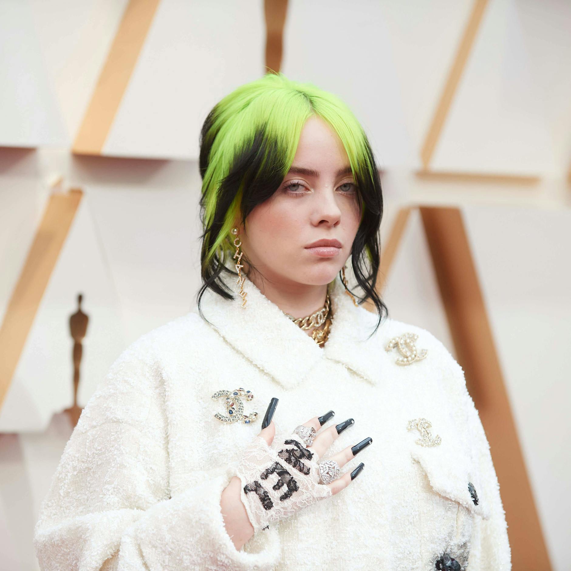 Billie Eilish ist frisch verknallt! Nun gibt es viel Haut und tiefe Einblicke