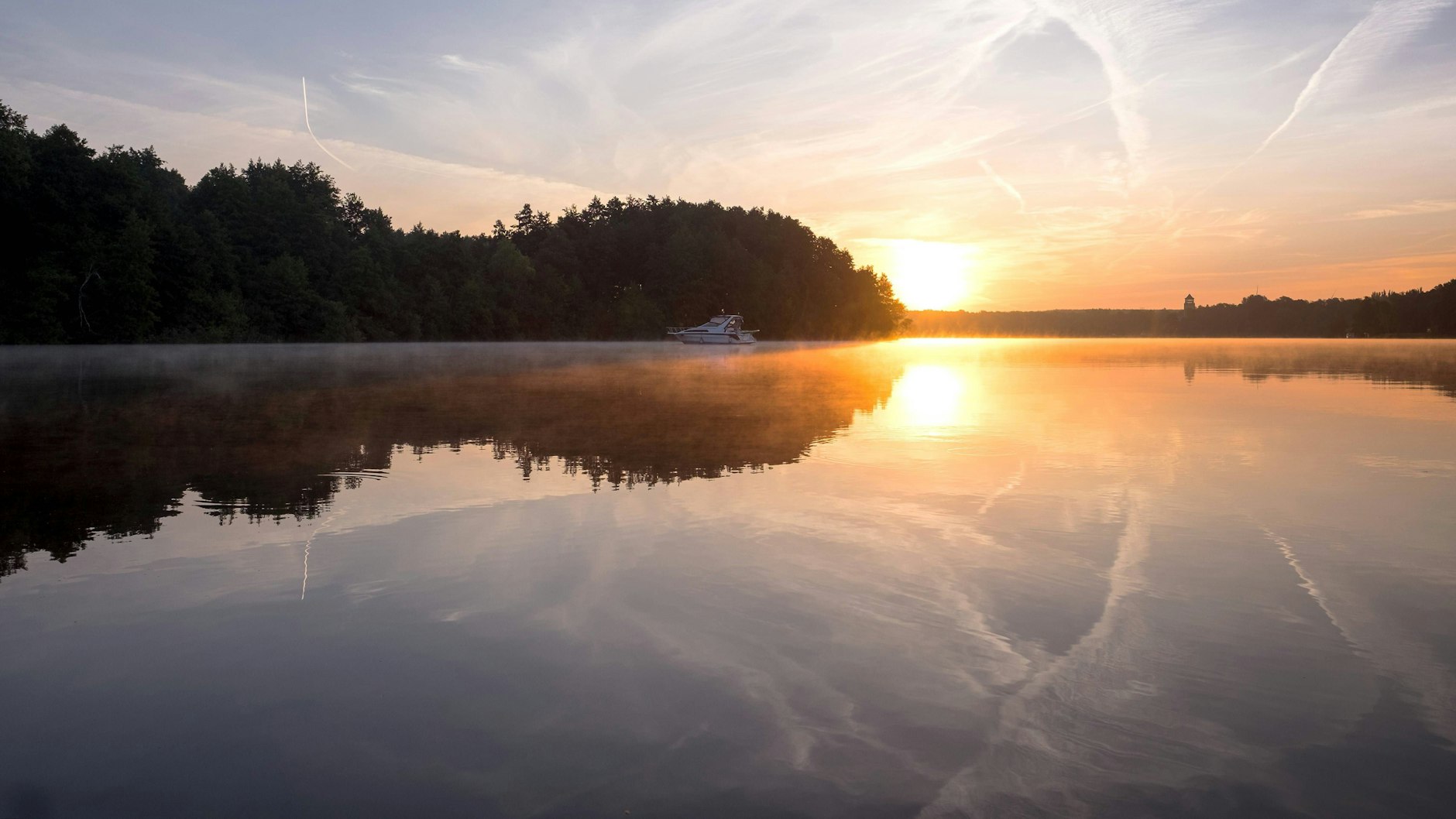 Sonnenaufgang und Morgennebel über dem Stienitzsee in Brandenburg&nbsp;