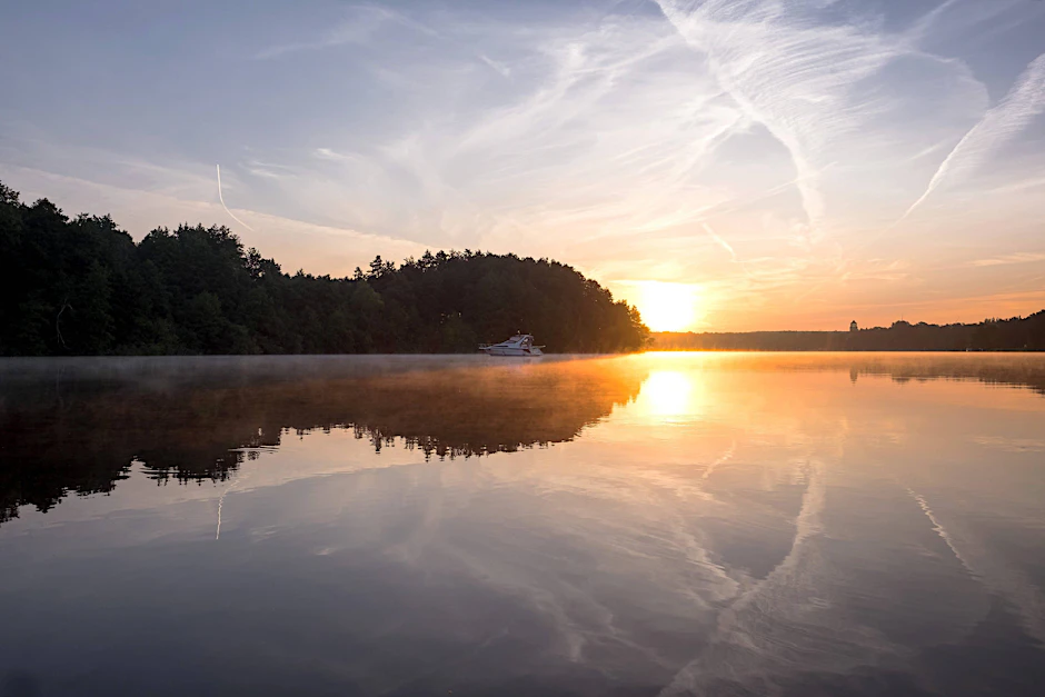 Sonnenaufgang und Morgennebel über dem Stienitzsee in Brandenburg&nbsp;