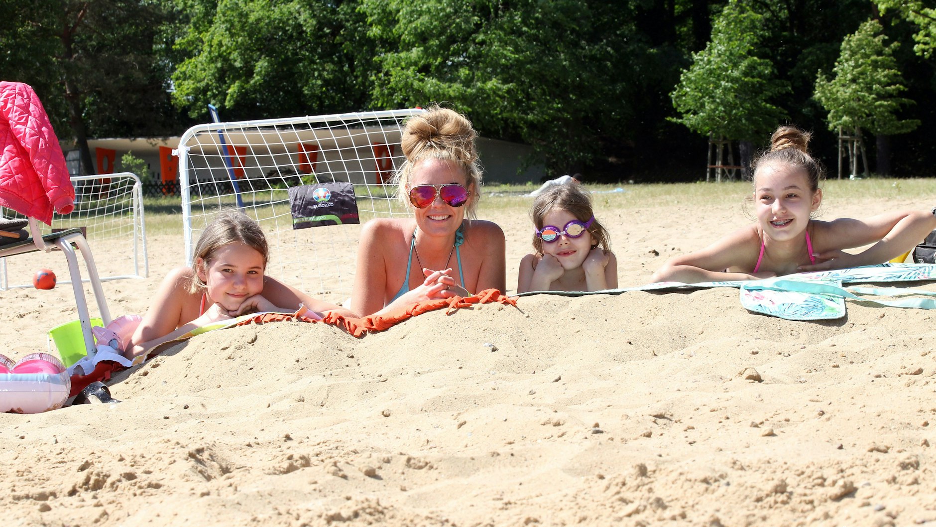 Endlich ist es warm: die Berliner Norwegerin Eirin mit ihren Töchtern Lüci, Linni und Linci (v. l.)&nbsp;