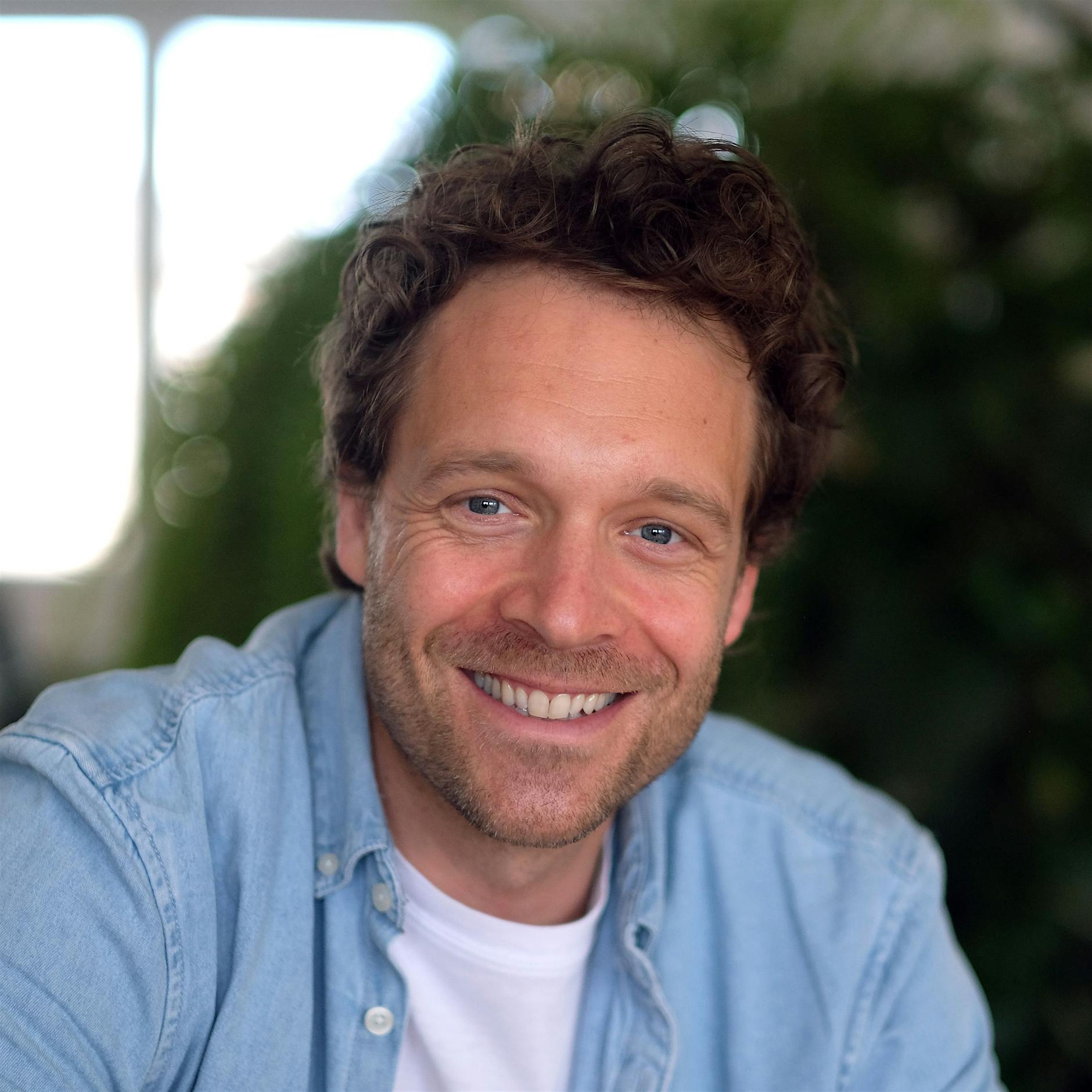 Analoge und digitale Bildungsinhalte: Ist das Schulbuch tot, Herr Bayer?