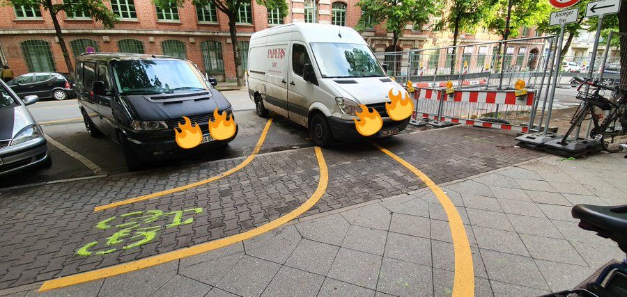 Transporter in Flammen: So drastisch kämpft Kreuzbergs Bürgermeisterin gegen Falschparker