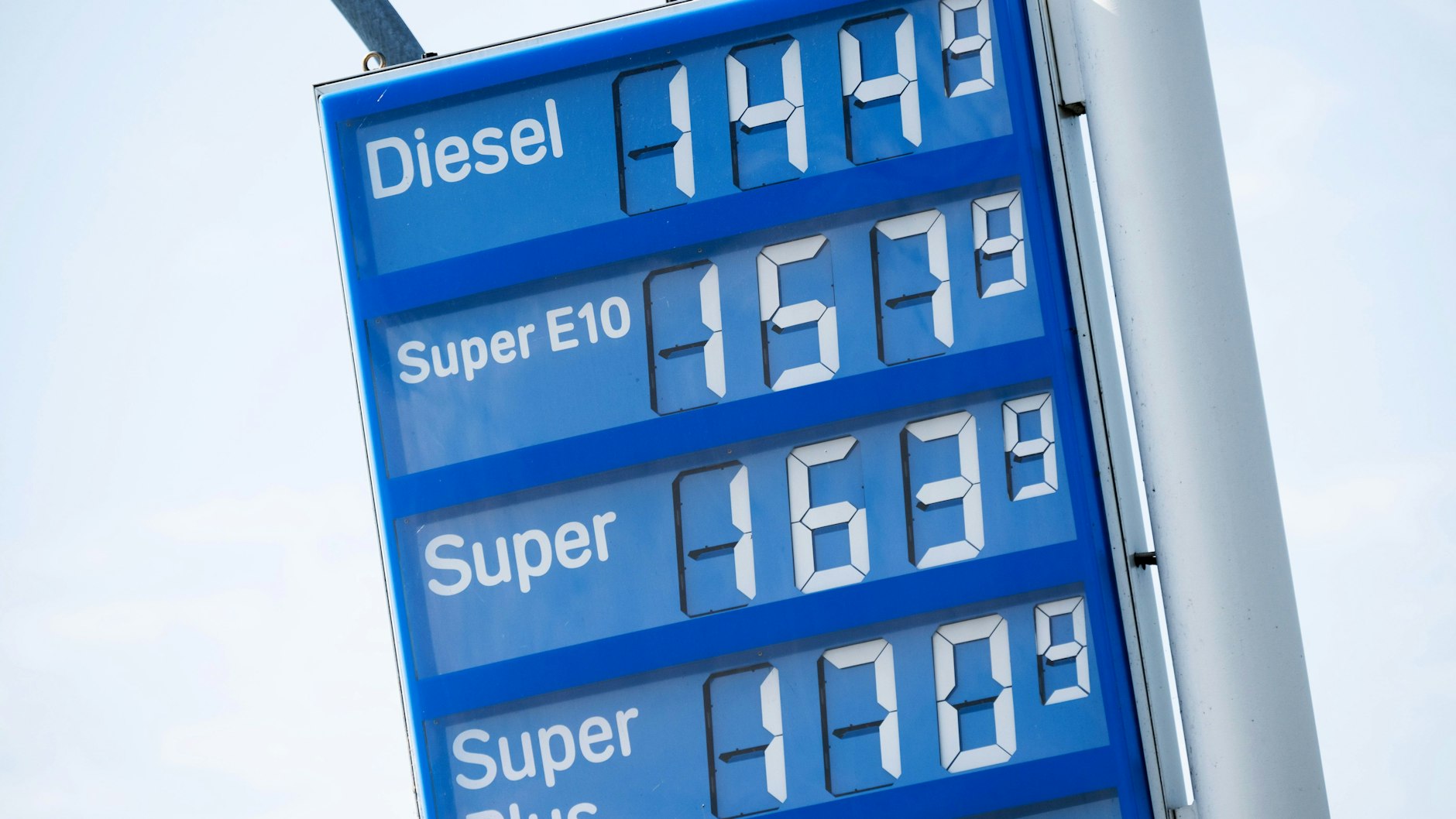 Die Benzinpreise in Deutschland sind auf den höchsten Stand seit zwei Jahren gestiegen. Das hat mit steigenden Rohölpreisen zu tun – und der unpopulären CO2-Abgabe. 