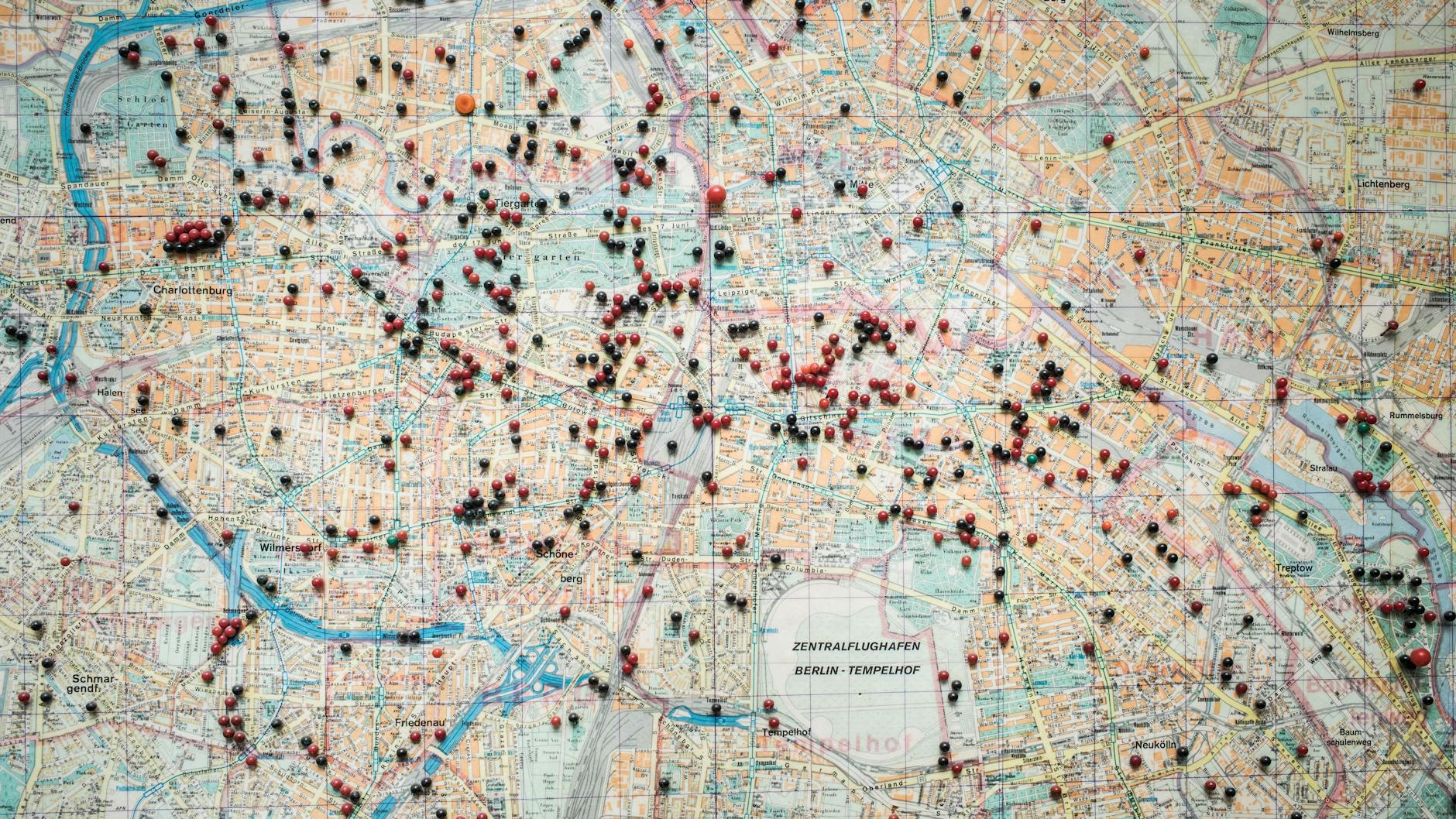 In Dietmar Püpkes Büro hängt ein Stadtplan, in dem die Fundorte von Weltkriegsbomben verzeichnet sind.