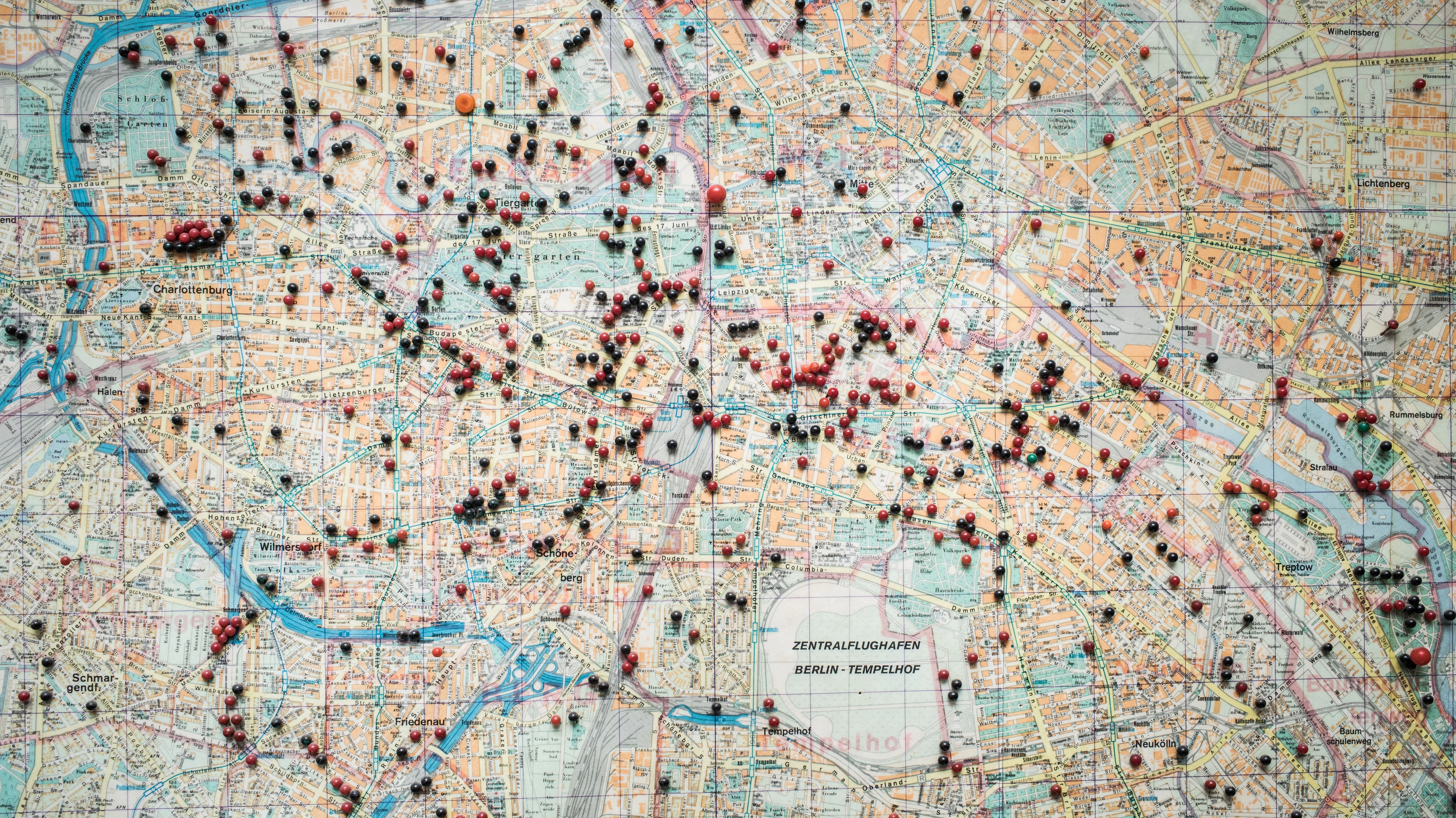 In Dietmar Püpkes Büro hängt ein Stadtplan, in dem die Fundorte von Weltkriegsbomben verzeichnet sind.