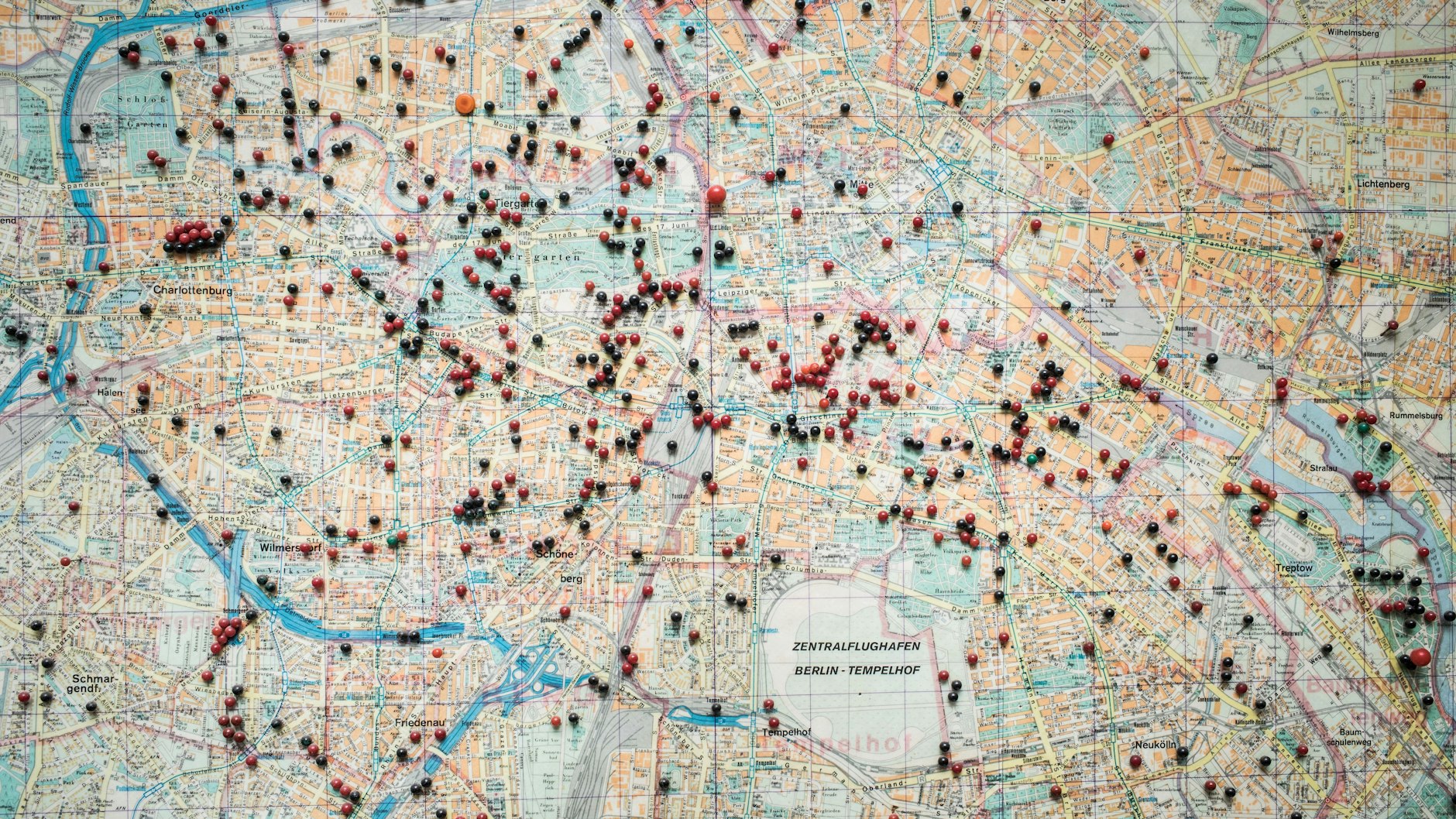 In Dietmar Püpkes Büro hängt ein Stadtplan, in dem die Fundorte von Weltkriegsbomben verzeichnet sind.