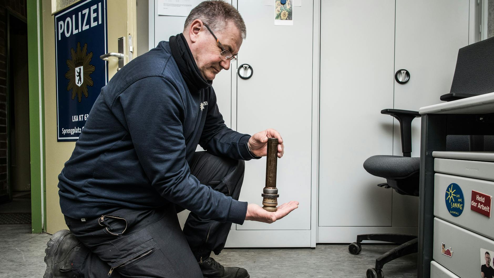 Dietmar Püpke zeigt einen Langzeitzünder.