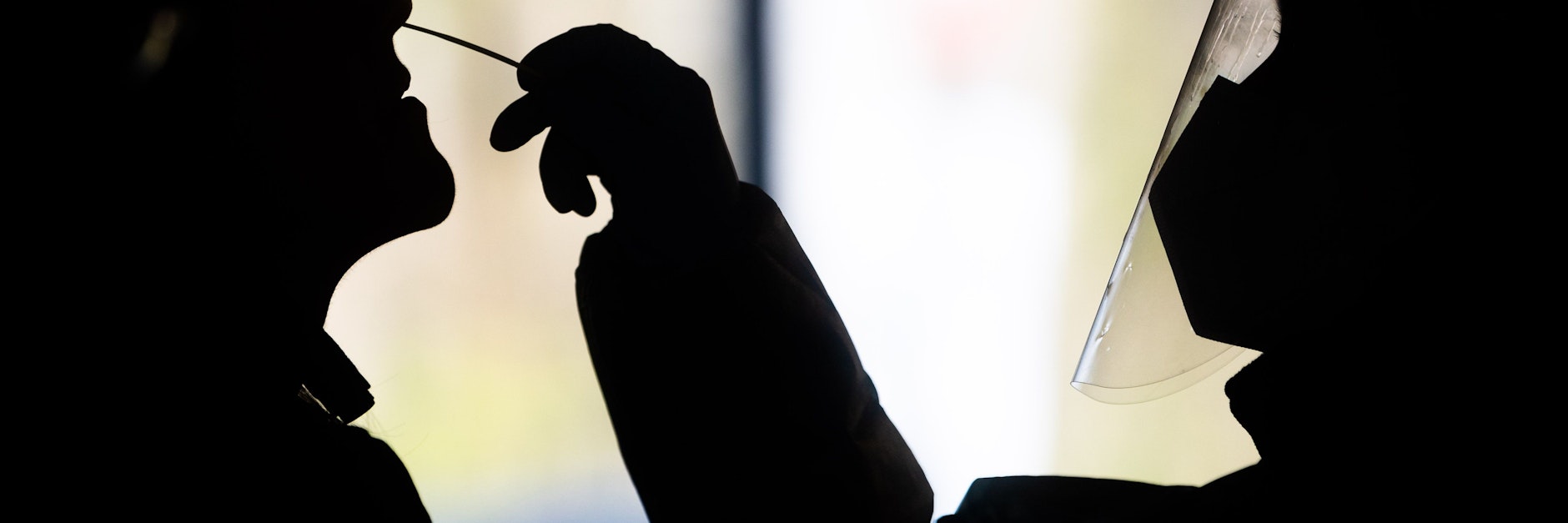 Hinein mit dem Tupfer: In den meisten Schnelltest-Zentren werden Nasenabstriche genommen.