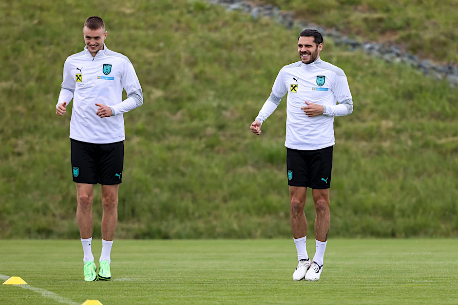 Christopher Trimmel (r.) scherzt im österreichischen Trainingslager mit Stuttgarts Profi Sasa Kalajdzic.