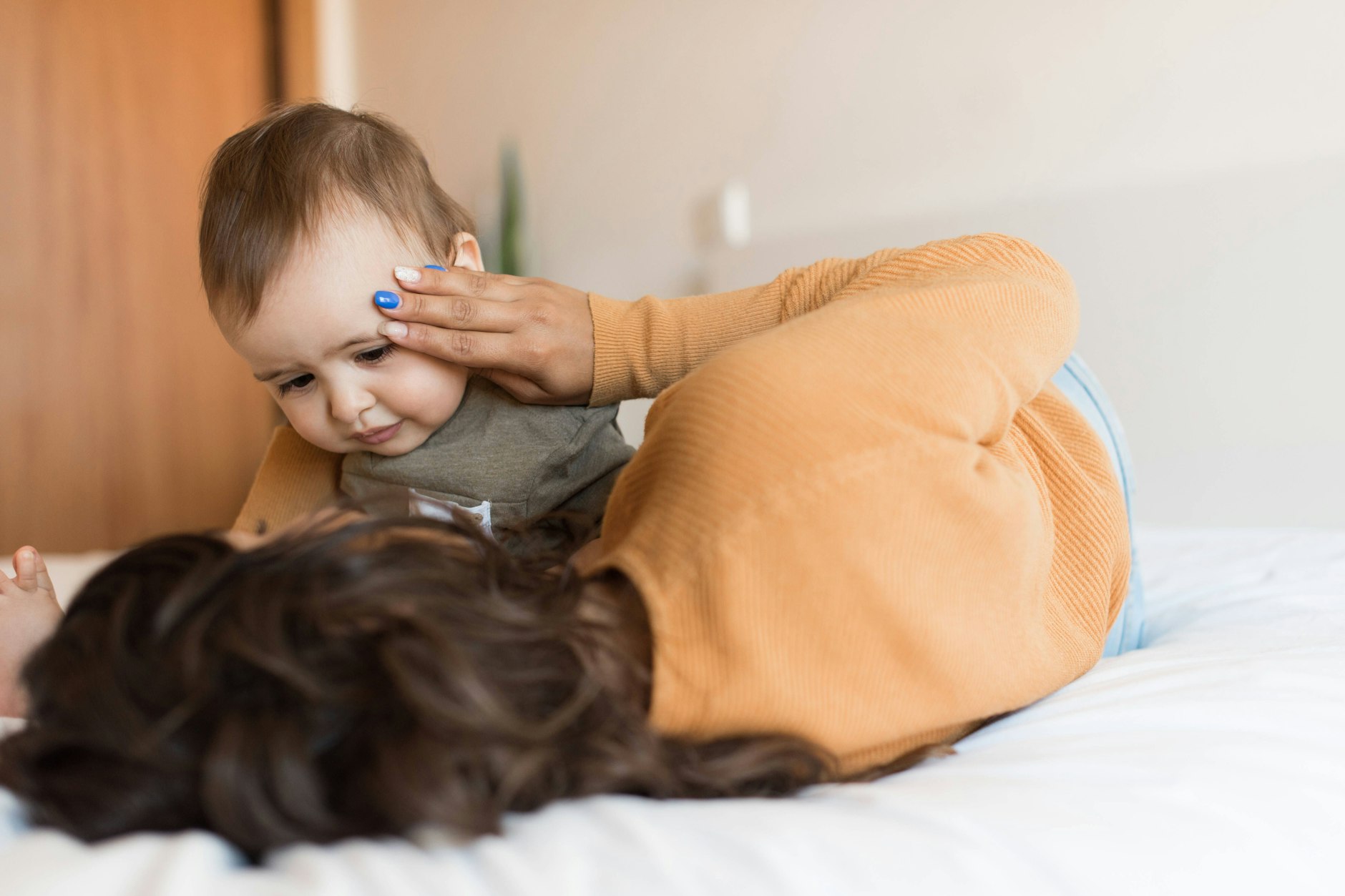 Mütter, die unter Mental Load leiden, berichten, dass sie kaum Energie haben. Sie fühlen sich oft passiv und haben gleichzeitig oft unerreichbare Ideale.