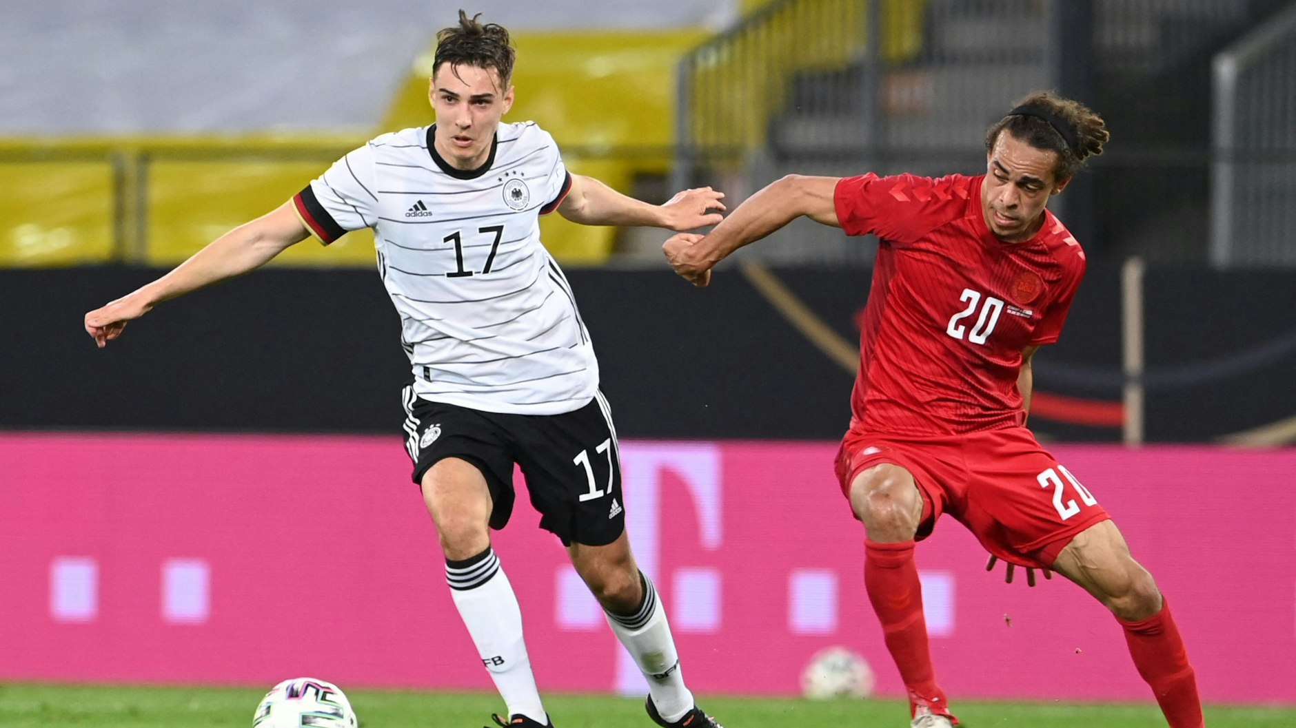 Florian Neuhaus (l., im Zweikampf mit Dänemarks Yussuf Poulsen) zählte zu den Profis, die beim Test gegen Dänemark auffielen.