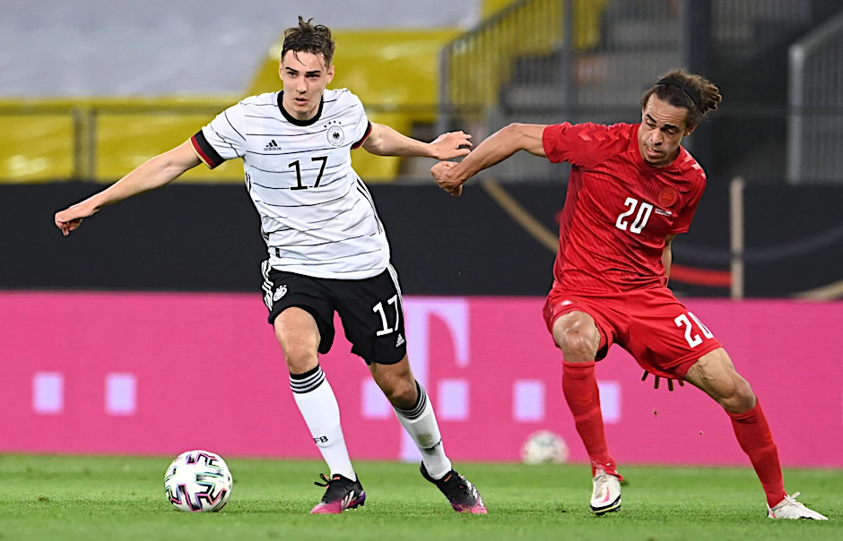 Florian Neuhaus (l., im Zweikampf mit Dänemarks Yussuf Poulsen) zählte zu den Profis, die beim Test gegen Dänemark auffielen.
