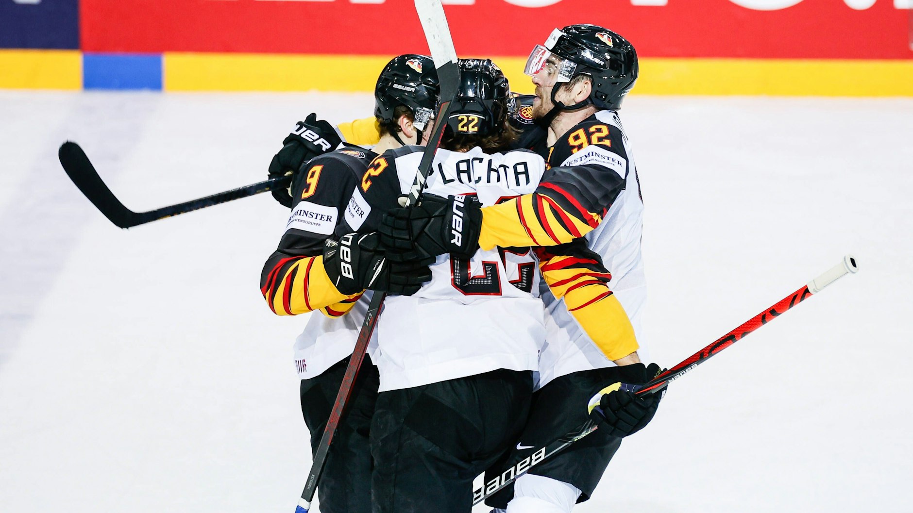 Die deutsche Eishockey-Nationalmannschaft bejubelt den Sieg gegen die Schweiz und den Einzug ins WM-Halbfinale.