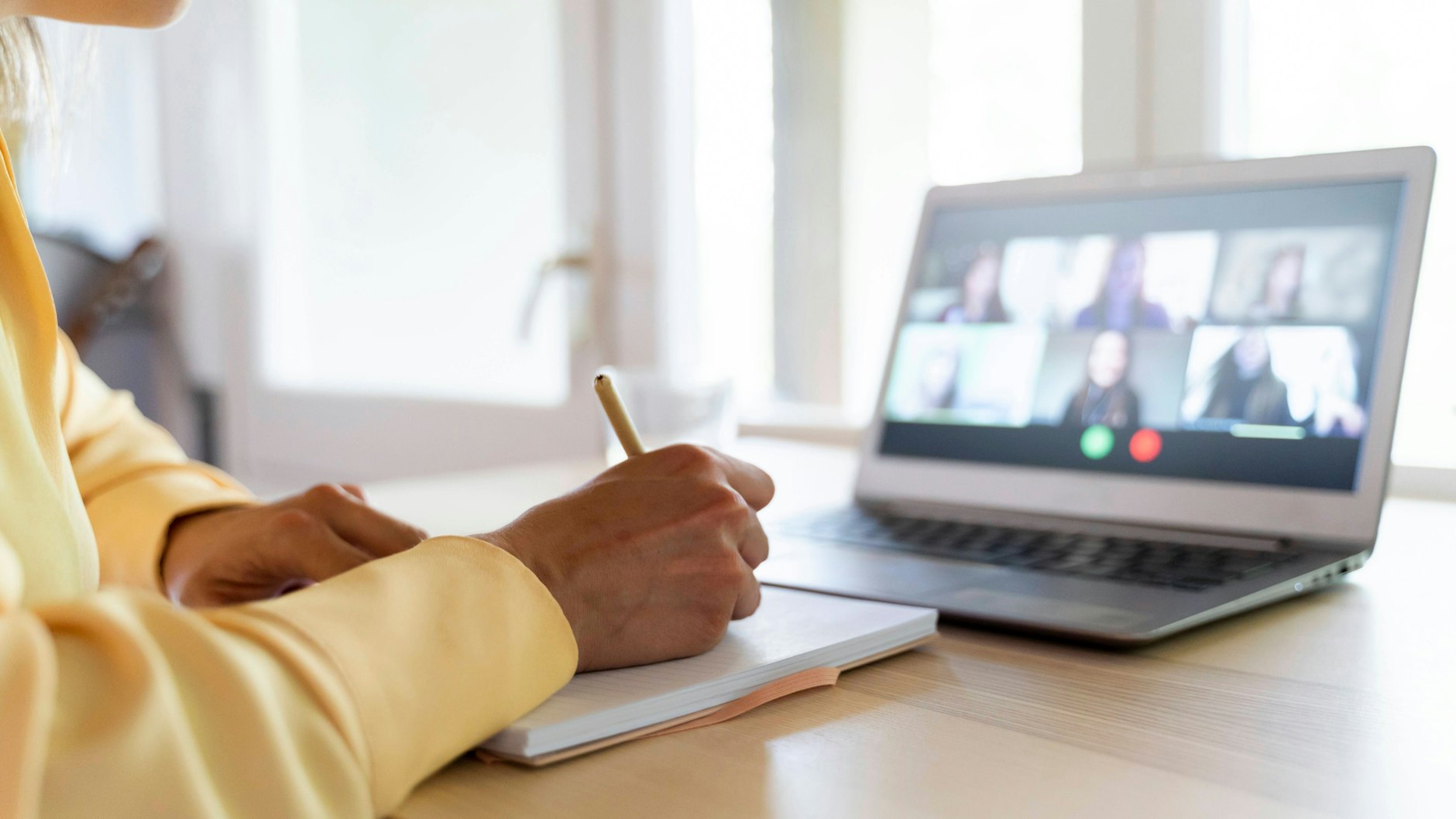 Viele Konferenzen sind heutzutage digital, das erleichtert die Arbeit im Homeoffice.