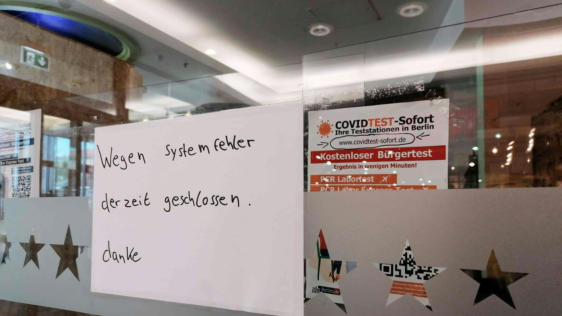 Auch hier wurde kontrolliert. „Wegen Systemfehler geschlossen“, steht nun an dem Fenster dieser Neuköllner Teststation.