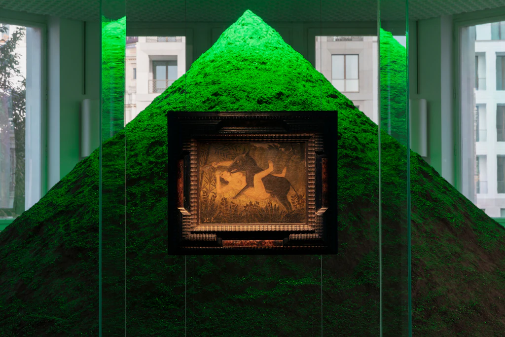 Das Zentrum der neuen Ausstellung im Schinkel Pavillon bilden Henri Rousseaus „La Belle et la Bête“, dahinter Pamela Rosenkranz’ Werk „Infection“.
