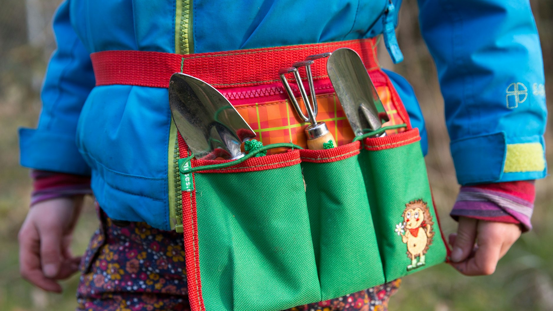 Damit kein Frust entsteht, sollte das Gartenwerkzeug für Kinder auch voll funktionsfähig sein. 
