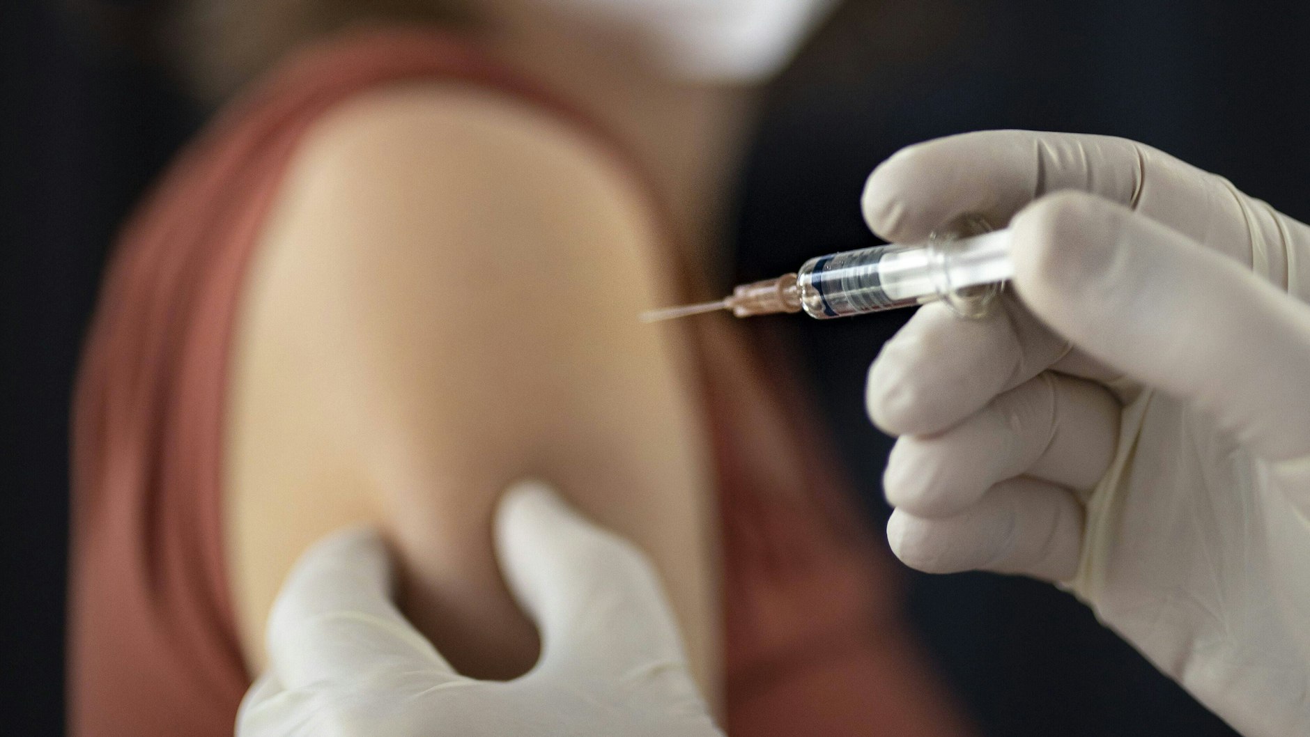 Mehrere Frauen berichten von Blutungen nach der Impfung mit einem Impfstoff von Biontech/Pfizer oder Moderna.