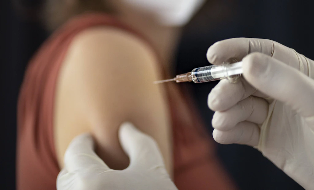 Nach mRNA-Impfung: Frauen berichten von vaginalen Blutungen