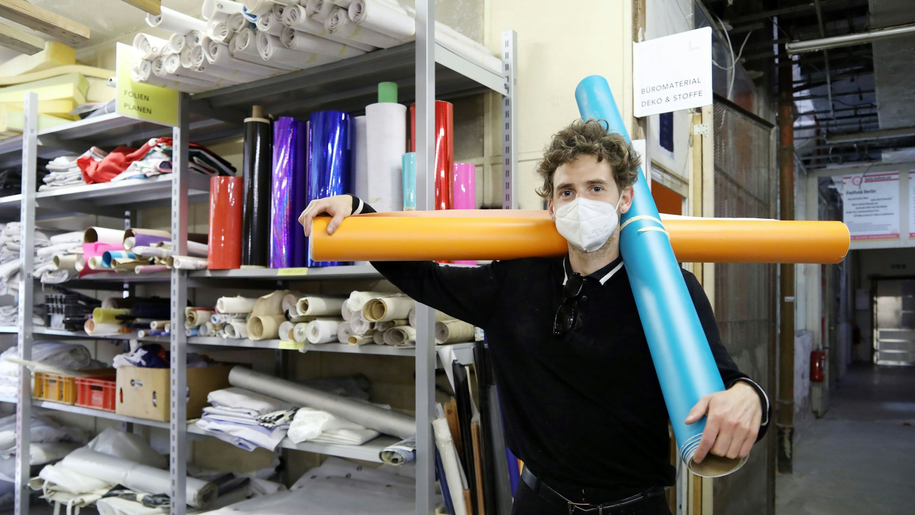 Michael (26) von Kunststoffe e.V bietet Planen, Folien und anderes.