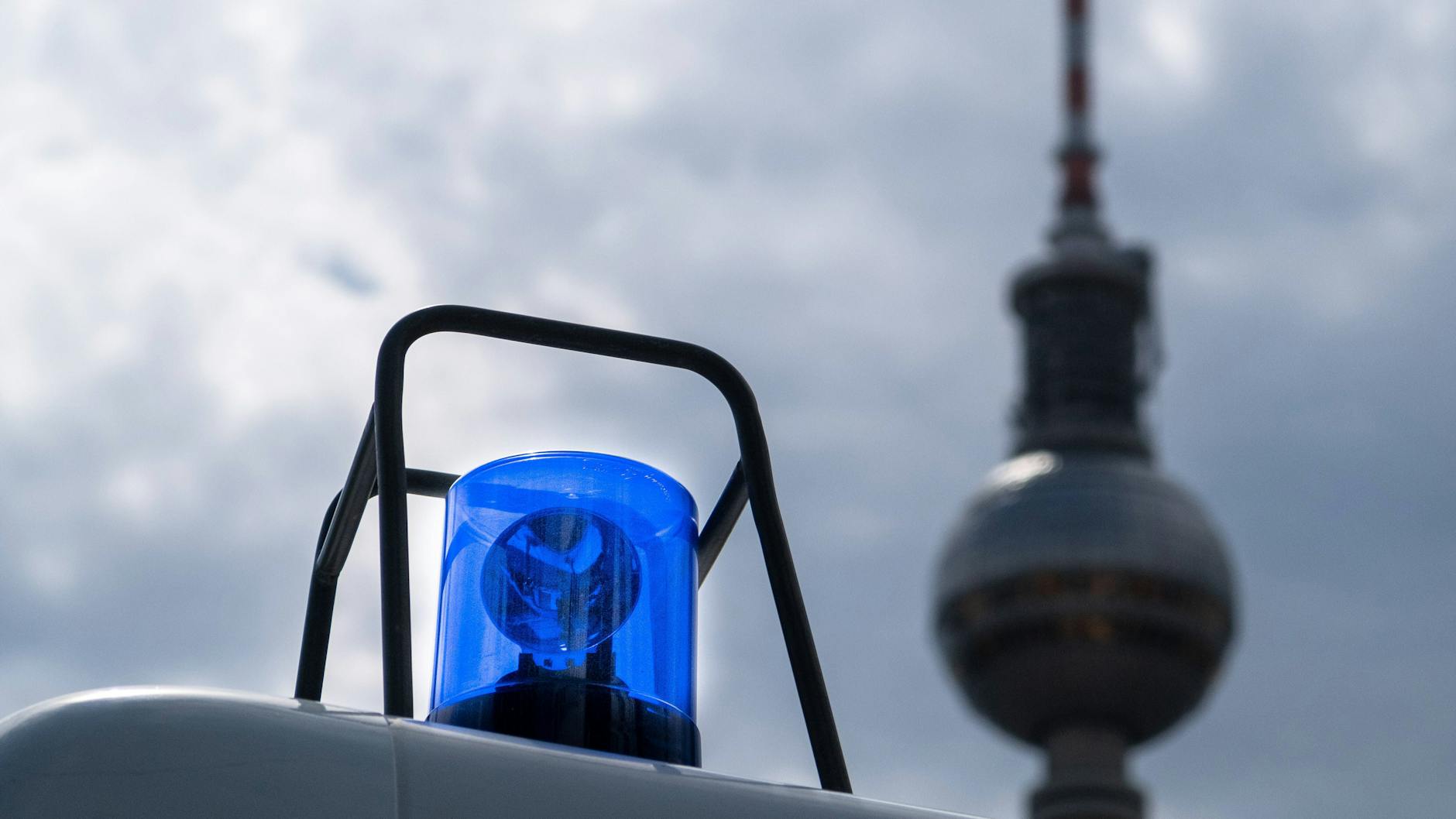 In Berlin-Kreuzberg ist eine Frau homophob beleidigt und mit Steinen beworfen worden. 
