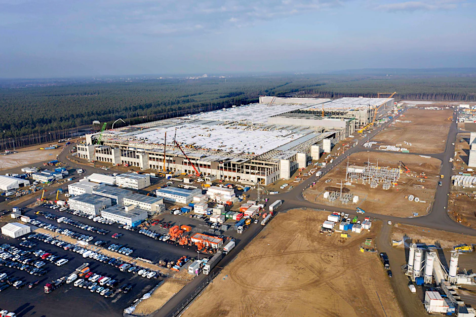 Die „Gigafactory“ in Grünheide soll massiv erweitert werden. Daneben kommt noch ein Batteriewerk.