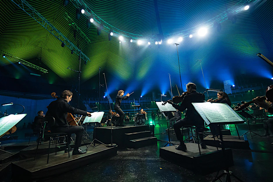 DSO-Streicher*innen und Robin Ticciati während der Filmaufnahmen im Tempodrom.<br>