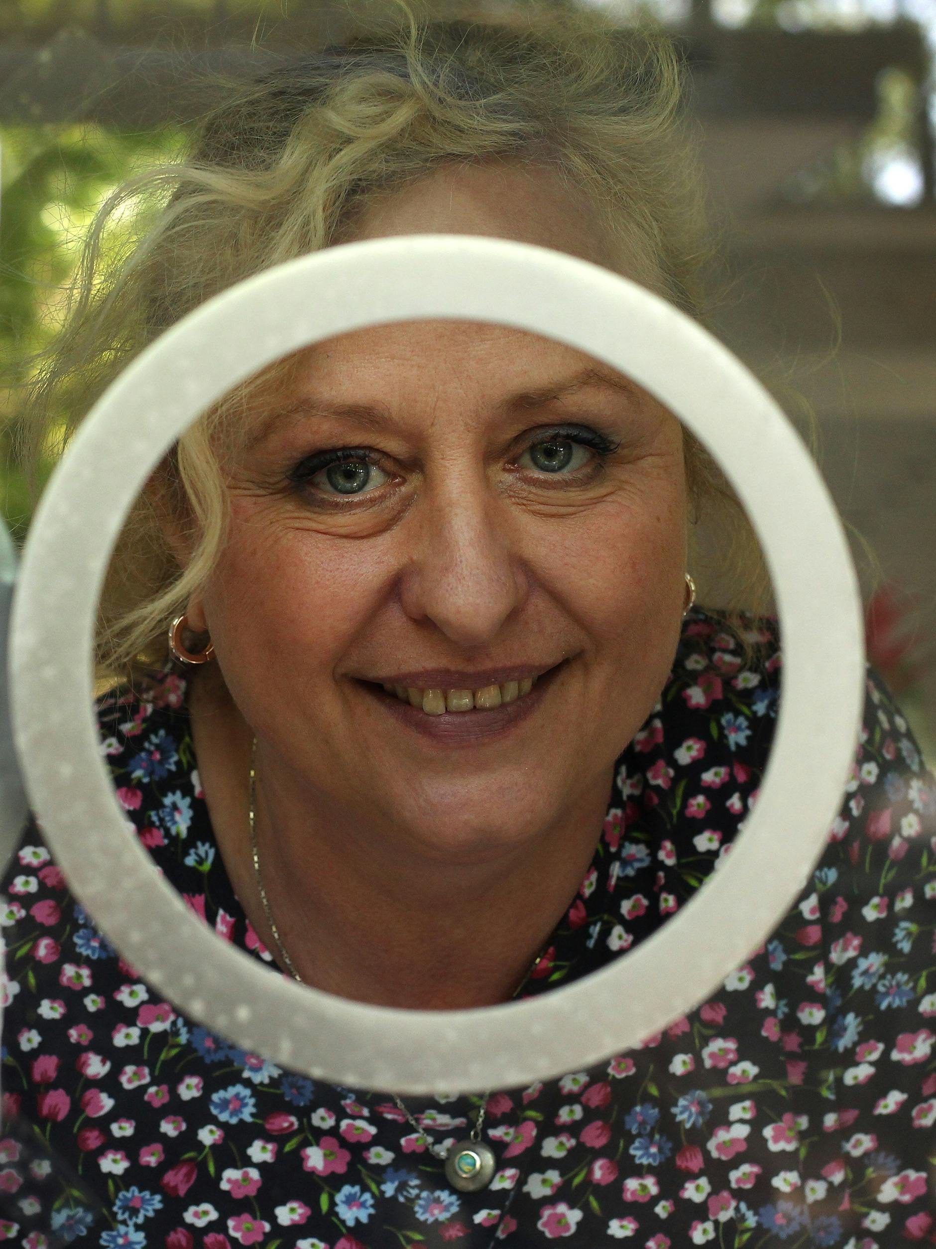 Ute Singh hofft im Kassenhäuschen auf viele Badegäste.