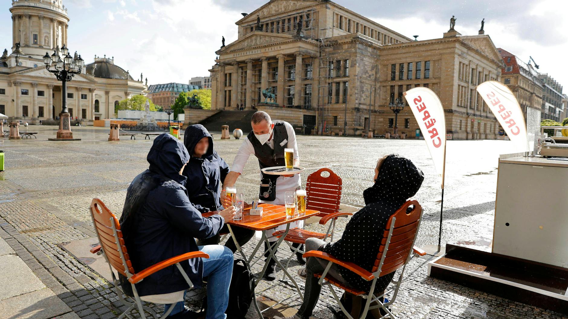 Restaurants auf dem Gendarmenmarkt haben ihre Außenbereiche bereits geöffnet. 