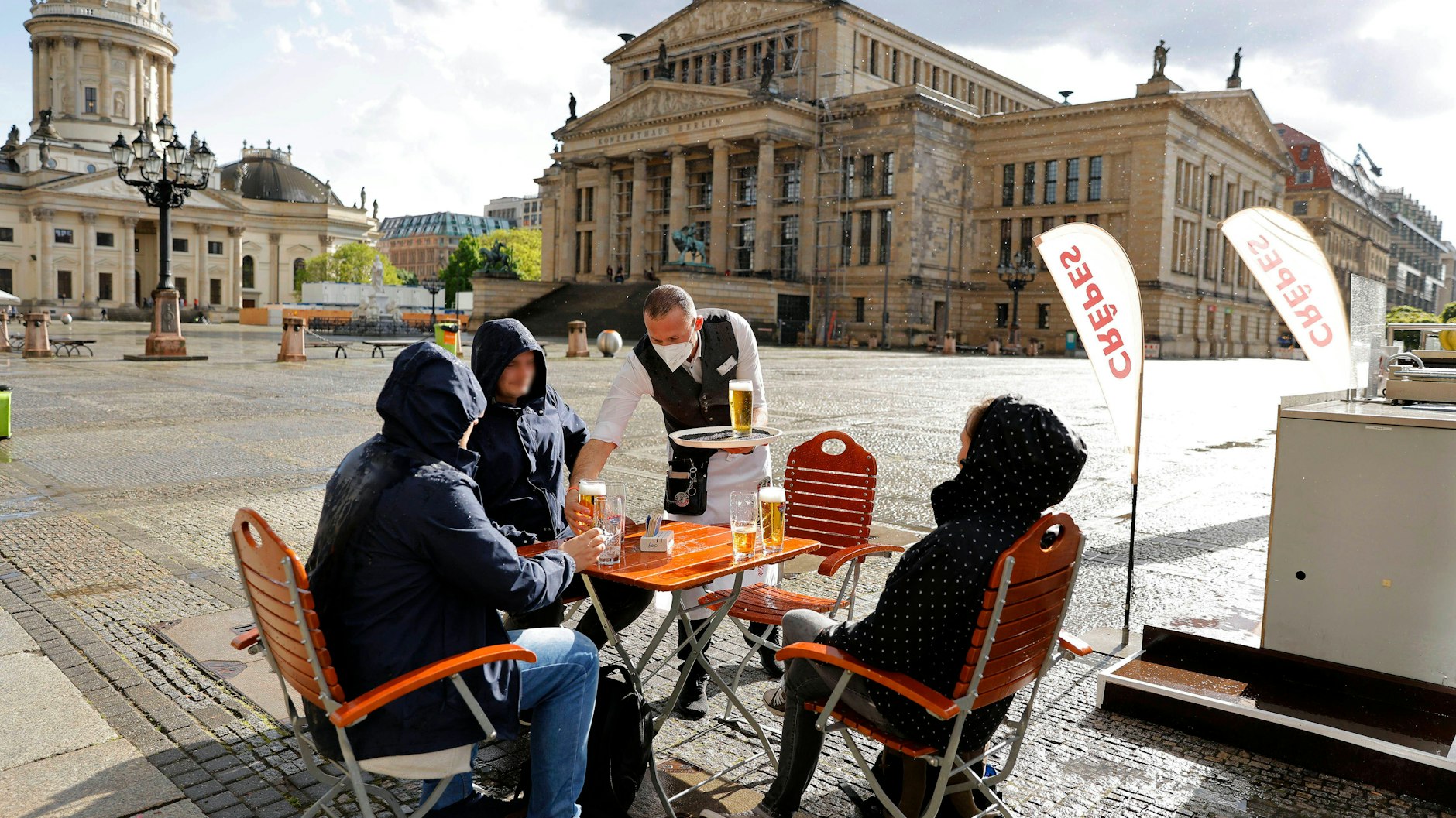 Restaurants auf dem Gendarmenmarkt haben ihre Außenbereiche bereits geöffnet.&nbsp;
