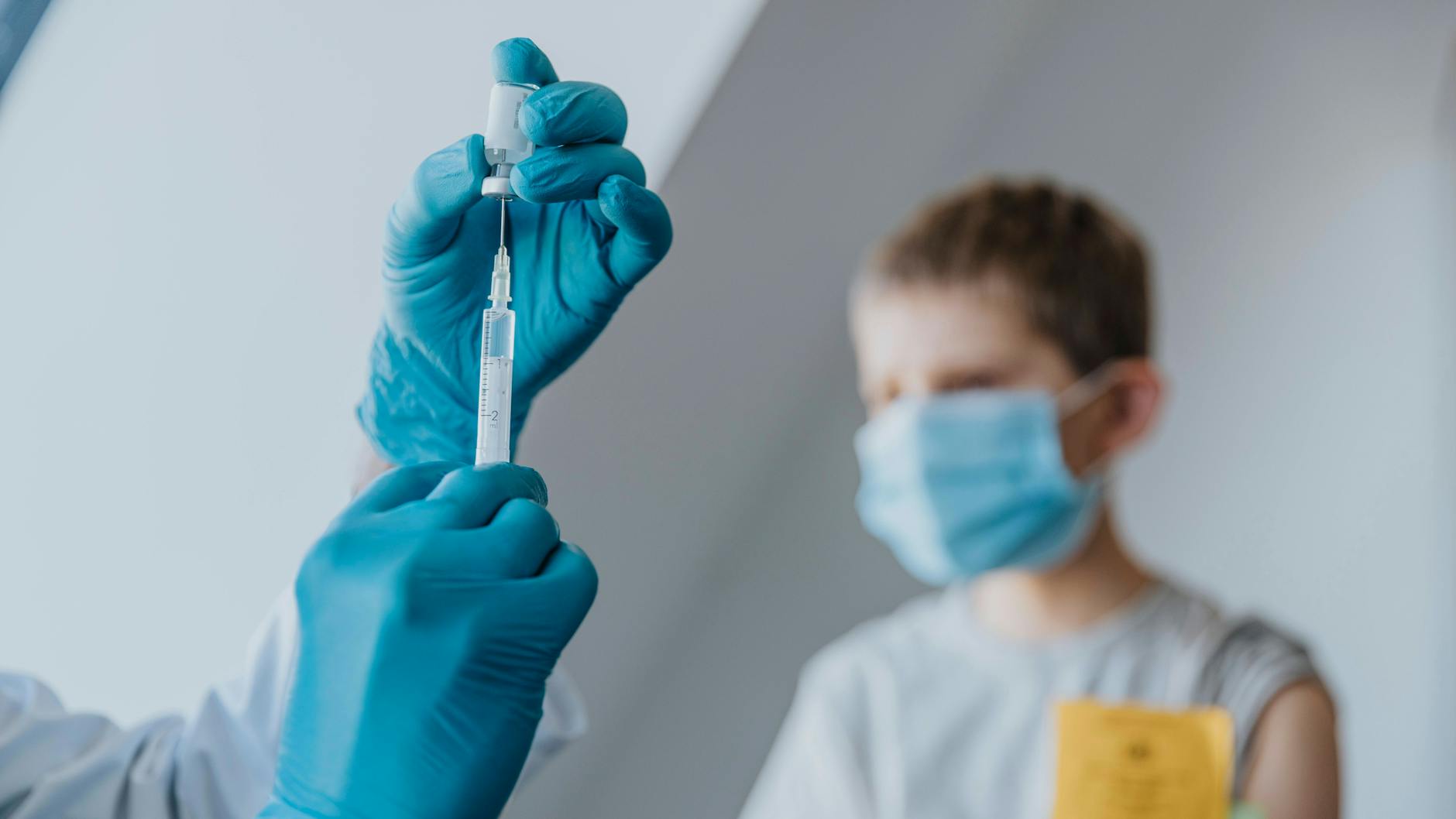 Dass Kinder schwer an Covid-19 erkranken, sei „wirklich eine ausgesprochene Rarität“, sagt Stiko-Chef Thomas Mertens.