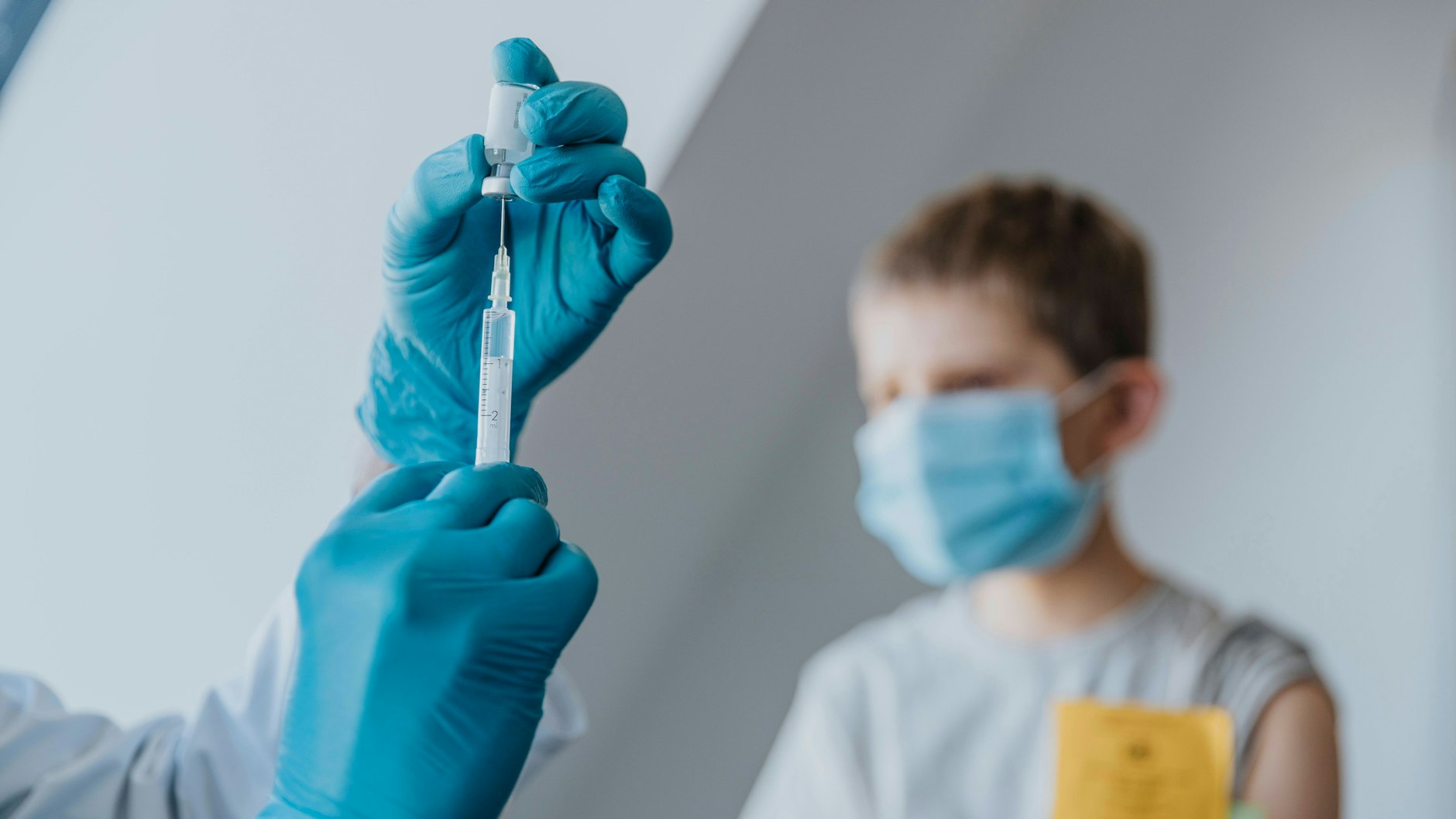 Dass Kinder schwer an Covid-19 erkranken, sei „wirklich eine ausgesprochene Rarität“, sagt Stiko-Chef Thomas Mertens.