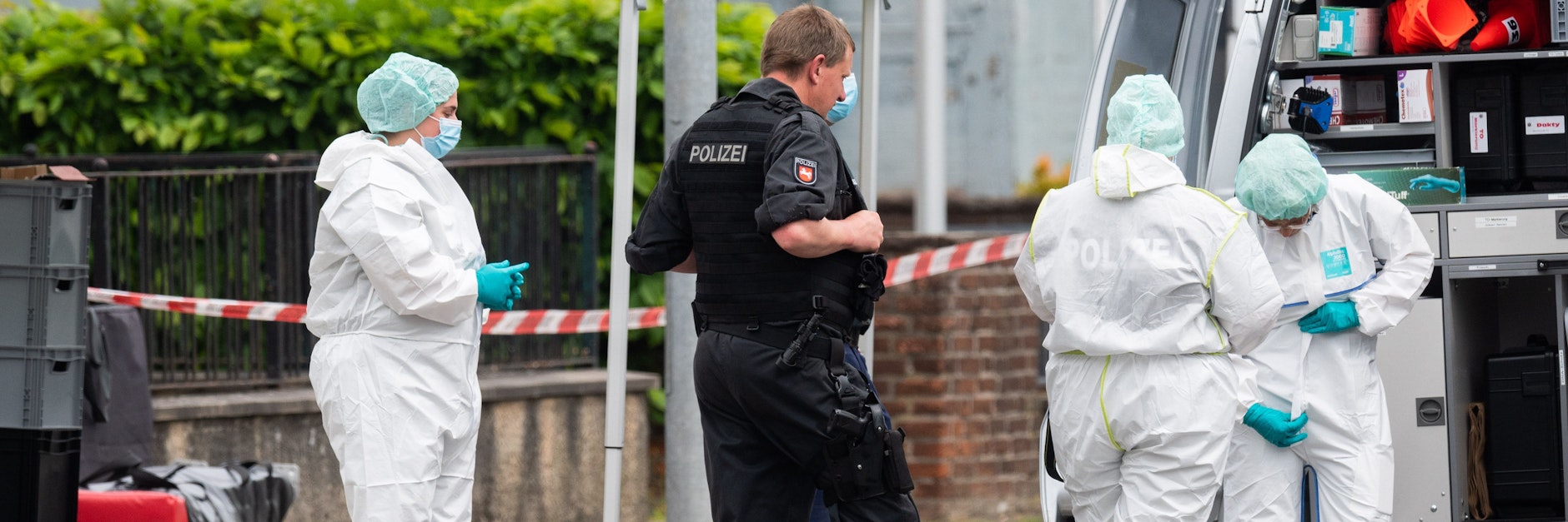 Mitarbeiter der Spurensicherung stehen am Amtsgericht Celle. Auf dem Gelände des Gerichts hat ein Mann eine Frau und anschließend sich selbst erschossen.