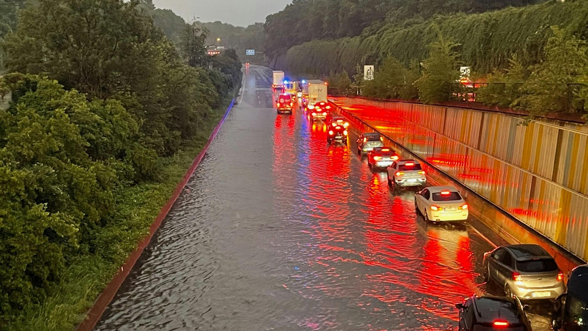 Nach einem schweren Unwetter steht eine Straße in Essen unter Wasser.