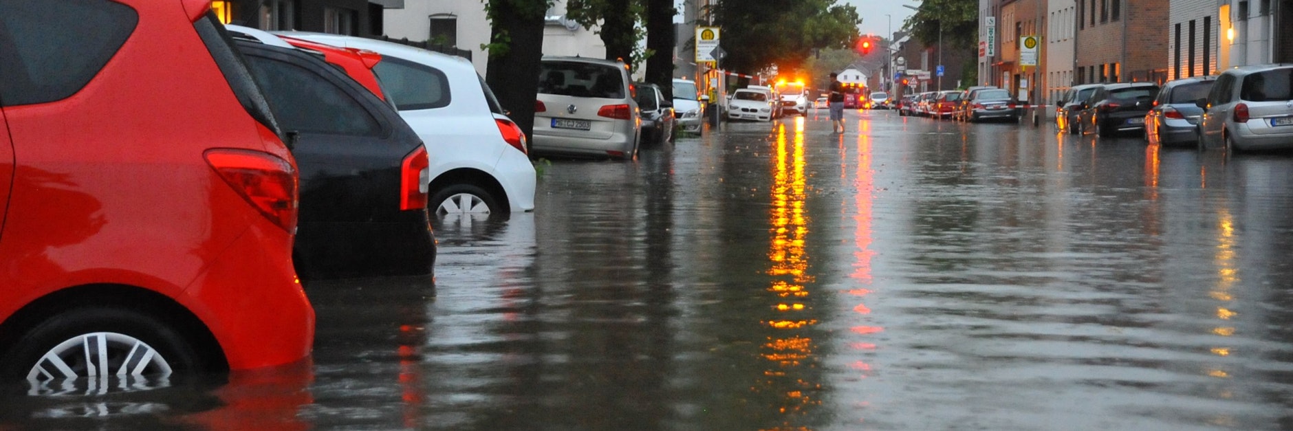 Eine überflutete Straße in Mönchengladbach: Auch der Nordosten muss sich auf Sturzflut-Regengüsse einstellen.