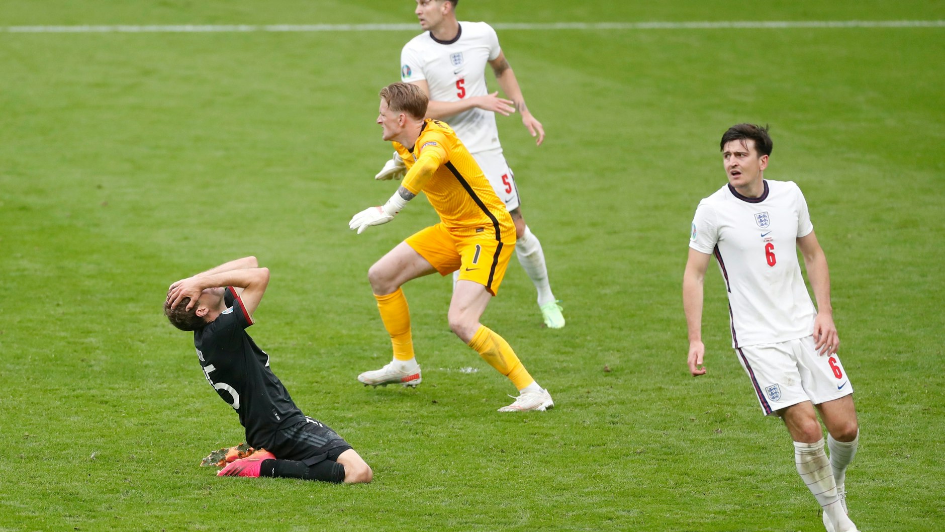 Der Ball von Thomas Müller geht Zentimeter am Pfosten vorbei.&nbsp;