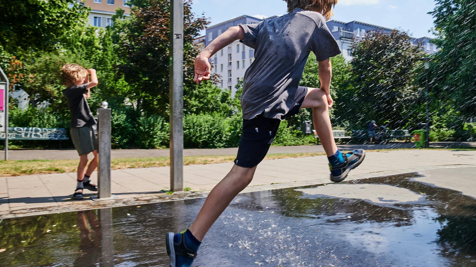 Okay, it's the water playground in the Volkspark am Weinberg but they're similar.