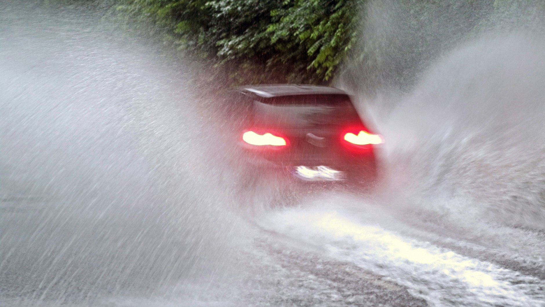 Unwetter haben in Brandenburg am Mittwoch zu ersten Überschwemmungen und Schäden geführt.