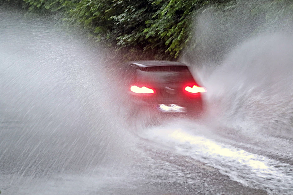 Unwetter haben in Brandenburg am Mittwoch zu ersten Überschwemmungen und Schäden geführt.