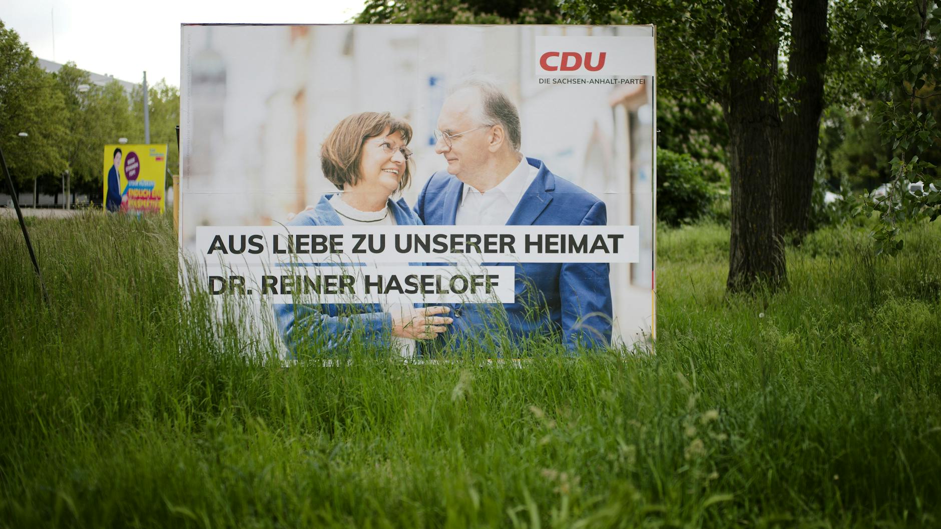 Wahlkampf ist auch Famliensache. Reiner und Gabriele Haseloff auf einem Plakat. Das Paar ist seit 45 Jahren verheiratet. Es sei Liebe auf den ersten Biick gewesen, sagt der amtierende Ministerpräsident. „Es war ein Wunder und fühlte sich wie eine Gottesfügung.“ 