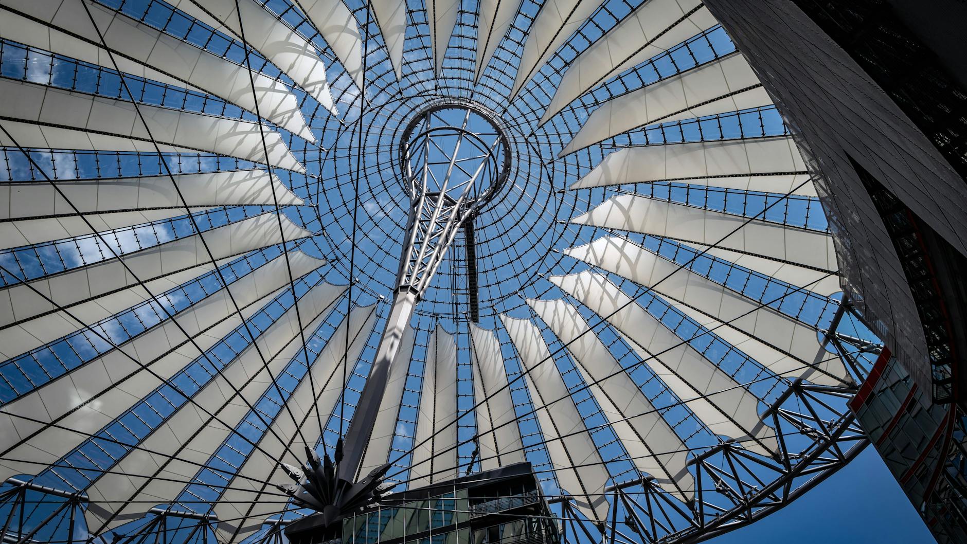 Prägend: Die Kuppel des Sony Centers, entworfen von Helmut Jahn.