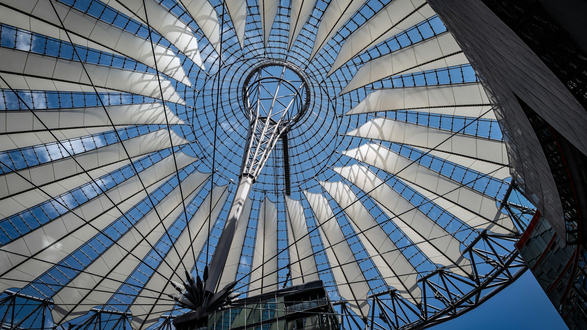 Prägend: Die Kuppel des Sony Centers, entworfen von Helmut Jahn.