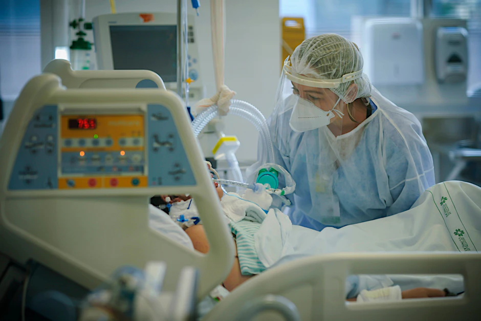 Die Delta-Variante könnte laut ersten Studien häufiger zu schweren Covid-19-Verläufen führen, die mit Klinik-Aufenthalten einhergehen.