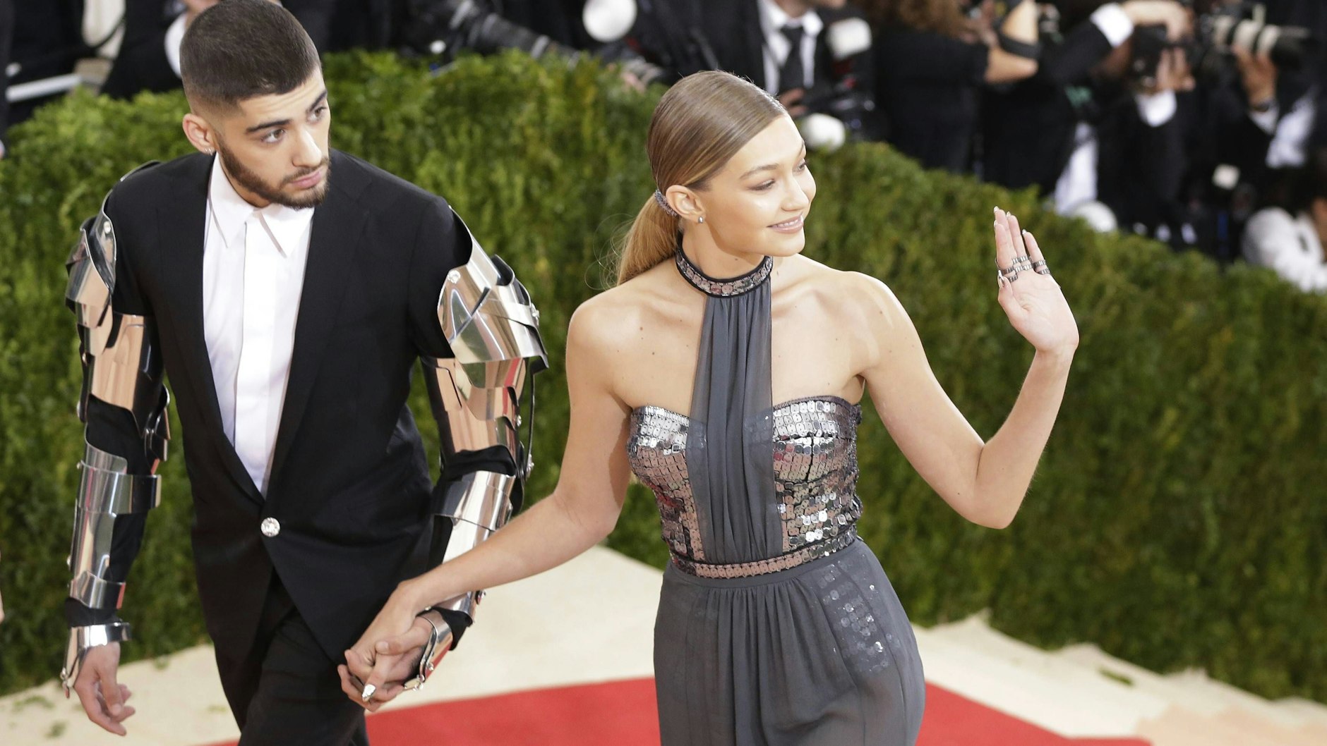 Gigi Hadid und Zayn Malik auf dem roten Teppich bei der Eröffnung einer Ausstellung zum Thema Mode im Zeitalter der Technologie in New York 2016 