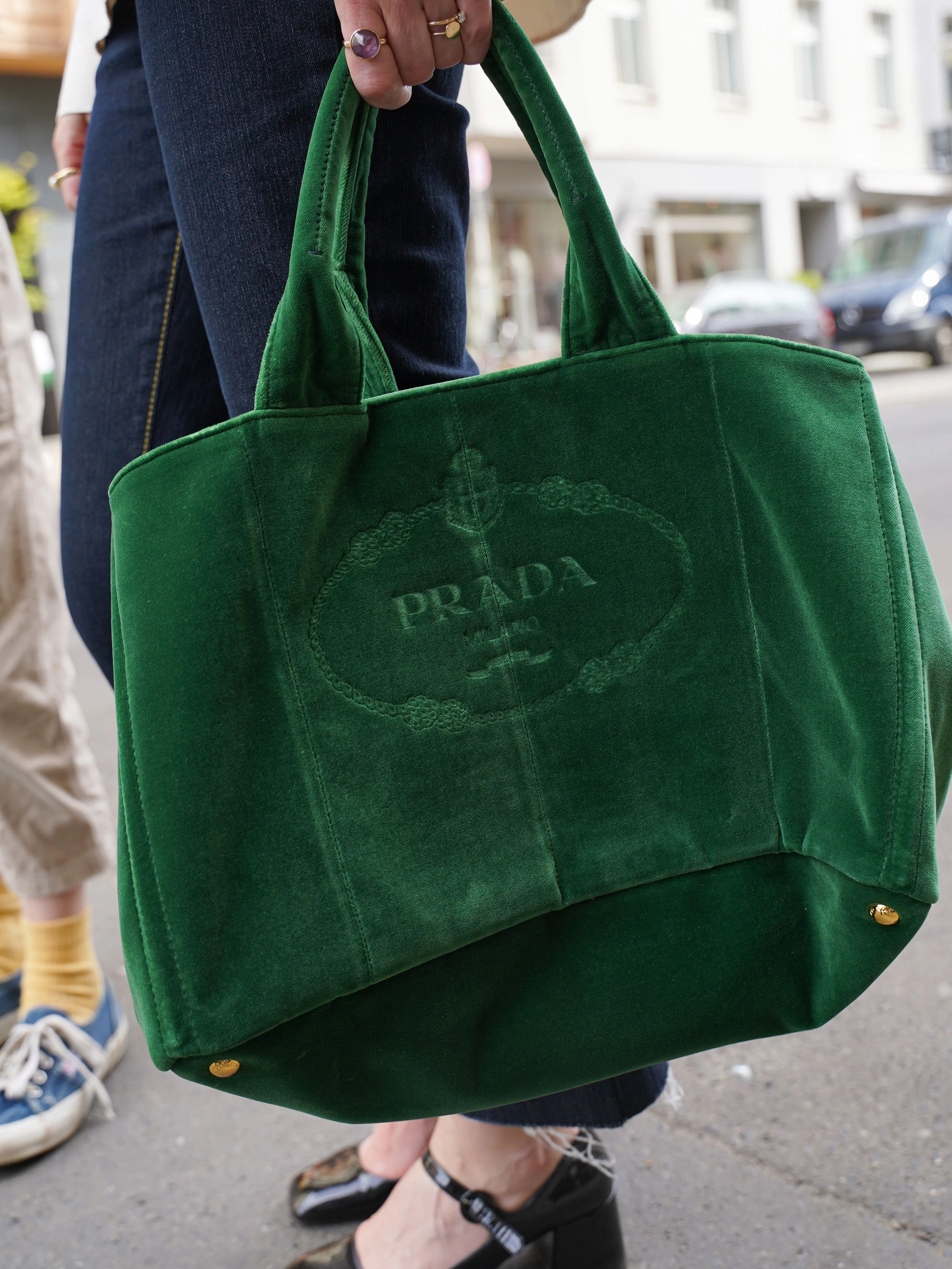 Die Prade-Tasche von Natalia in samtigem Grün. An der Hand ein geerbter russischer Ring mit Amethyst.