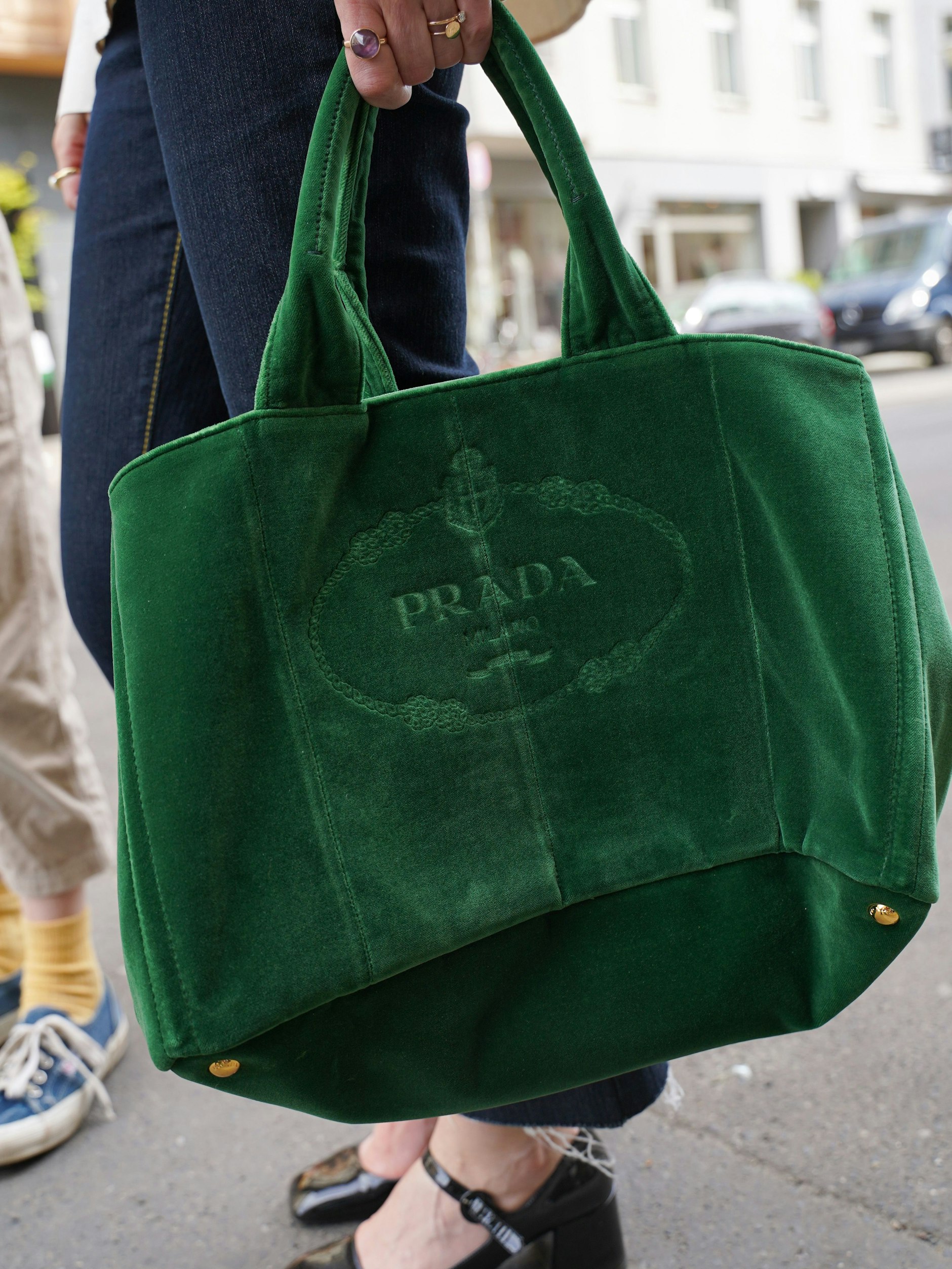 Die Prade-Tasche von Natalia in samtigem Grün. An der Hand ein geerbter russischer Ring mit Amethyst.