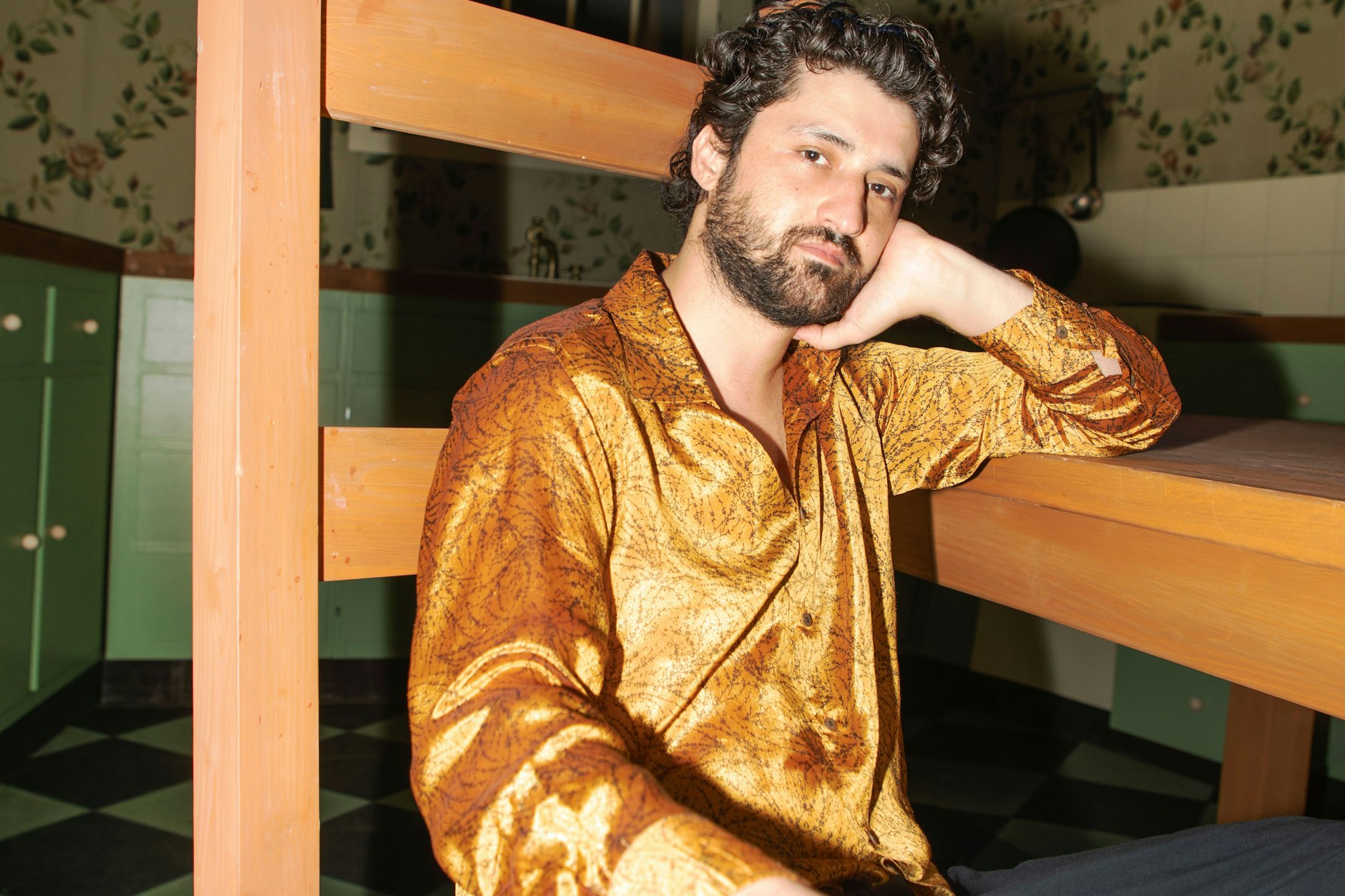 Der Regisseur Ersan Mondtag, sitzend im Berliner Ensemble