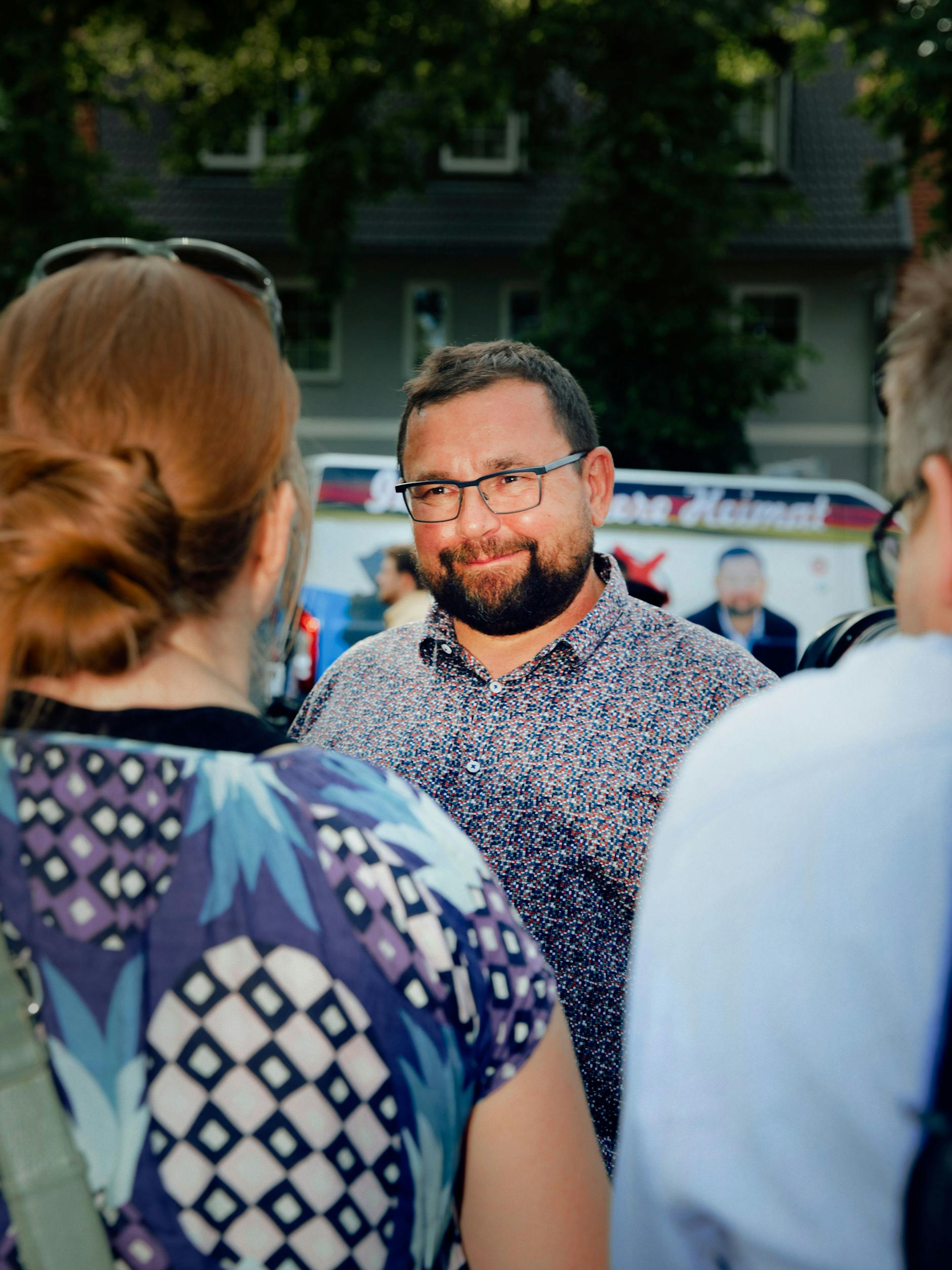 Im Gespräch mit möglichen Wählern: Volker Olenicak (AfD) will am 6. Juni Landrat werden. Gute Chancen hat er.
