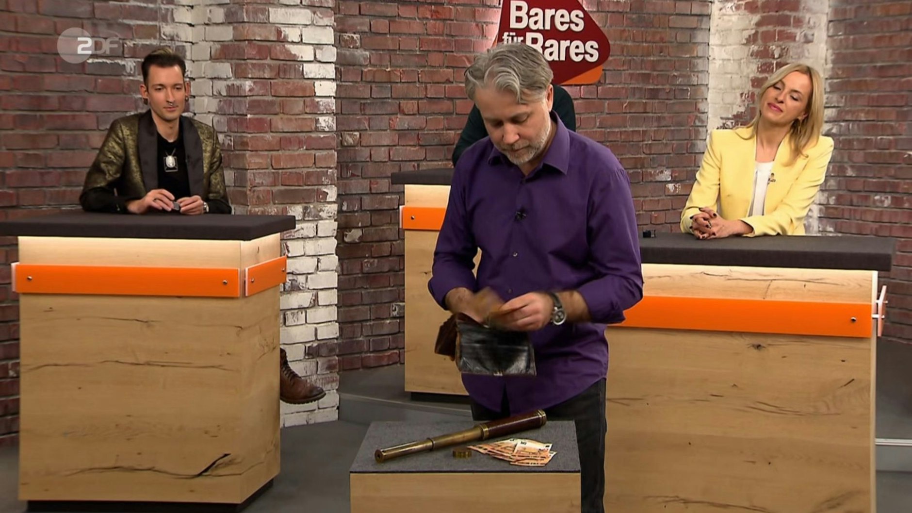 „Bares für Rares“-Händler Jan Cizek zahlt der Verkäuferin 400 Euro für das Fernrohr.
